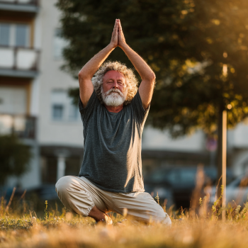 Пожилой мужчина медитирует